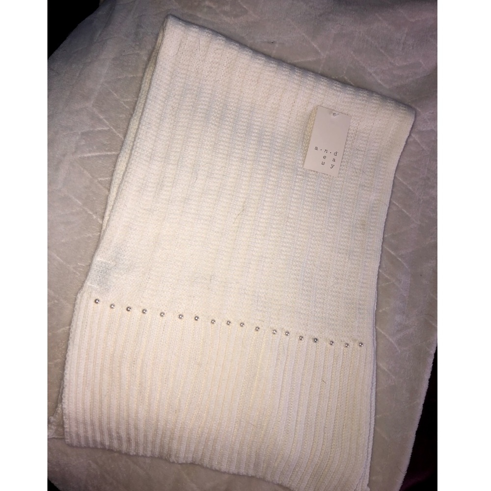 Women’s white knit scarf with pearl details